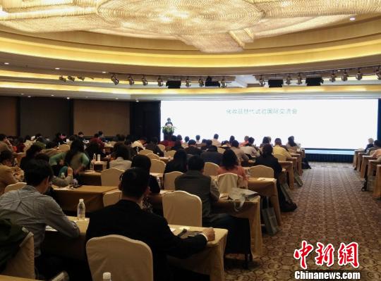 圖為10月31日，化妝品替代試驗(yàn)國際交流會(huì)在杭州召開?！↑S晶晶　攝